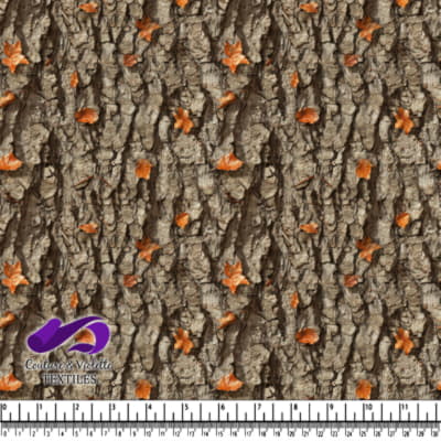 Texture d'écorce avec des feuilles d'automne éparpillées