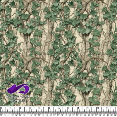 Vignes de lierre vert grimpant sur un mur beige texturé