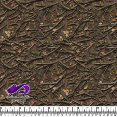 Sous-bois avec racines d'arbres entrelacées, aiguilles de pin