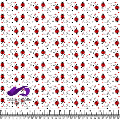 Coccinelles volantes avec des traces pointillées sur fond blanc