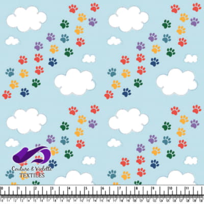 Motif coloré de traces de pattes sur fond bleu clair