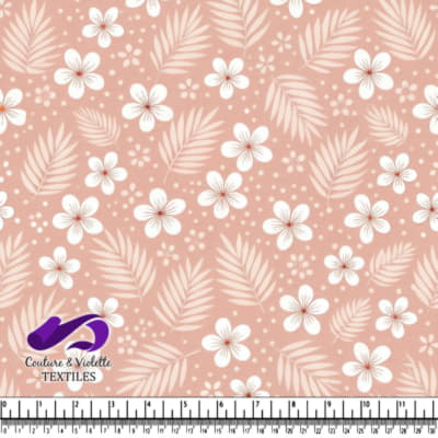 Motif floral tropical doux en rose avec des fleurs blanches et des feuilles de palmier