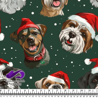 Chiens festifs portant des chapeaux de Noël sur un fond vert de fête