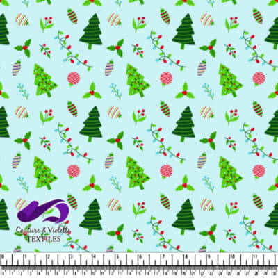 Fond bleu clair avec divers sapins de Noël verts
