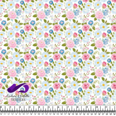 Roses roses, marguerites bleues et feuilles vertes