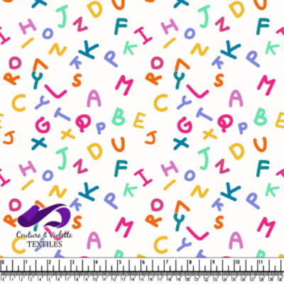 Motif d'alphabet coloré et éparpillé sur fond blanc