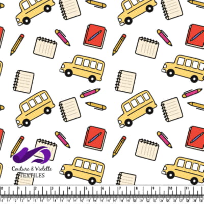 Cahiers et trousses rouges aux bus scolaires jaunes