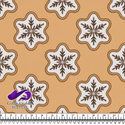 Biscuits décorés de flocons de neige sur fond beige