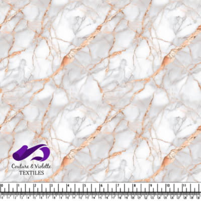 Texture de marbre blanc avec veines métalliques en or rose