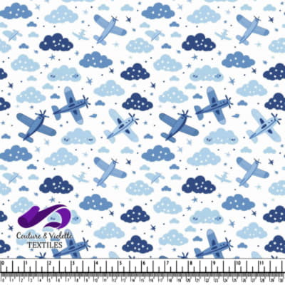 Avions bleus volant parmi les nuages et les étoiles