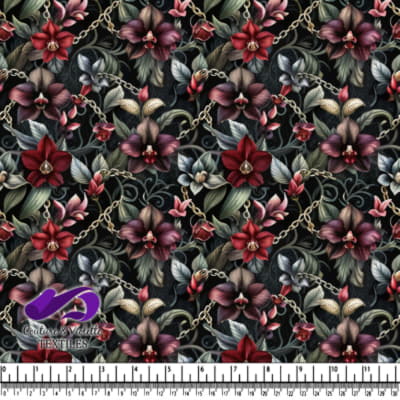 Fleurs d'orchidées et chaînes dorées sur fond floral sombre