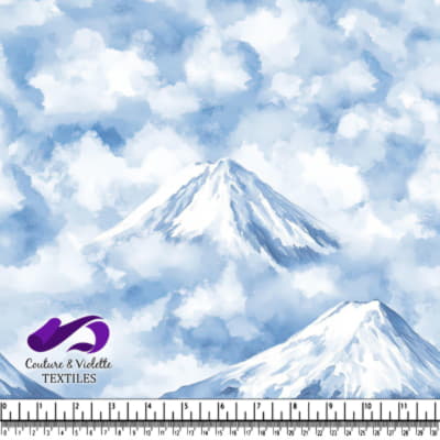 Sommets Montagneux Enneigés Contre un Ciel Bleu Nuageux