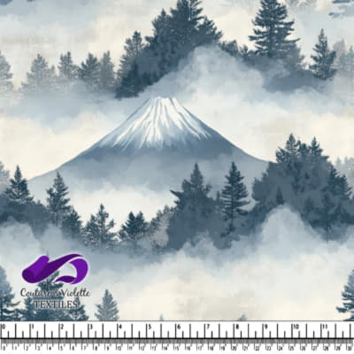 Paysage de Montagne Brumeux avec Sommet Enneigé et Pins