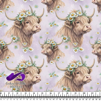 Vache des Highlands avec Couronne de Marguerites
