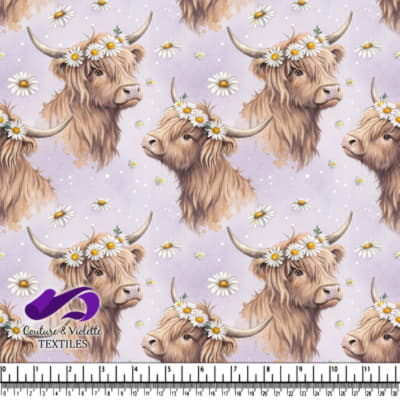 Vache des Highlands avec Couronne de Marguerites