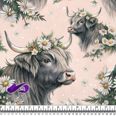 Vaches des Highlands avec Couronnes Florales