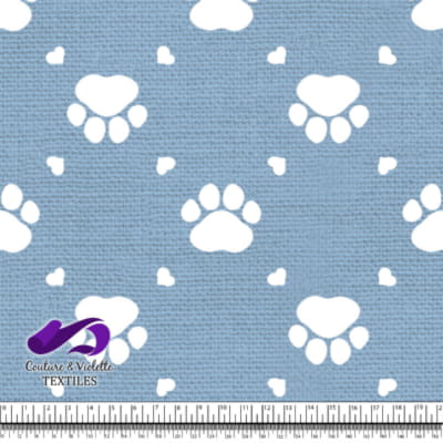 Chat - Pattes Entourées de Petits Cœurs sur Fond Bleu Ciel Clair