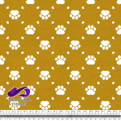 Chat - pattes entourées de petits cœurs sur une texture jaune doré